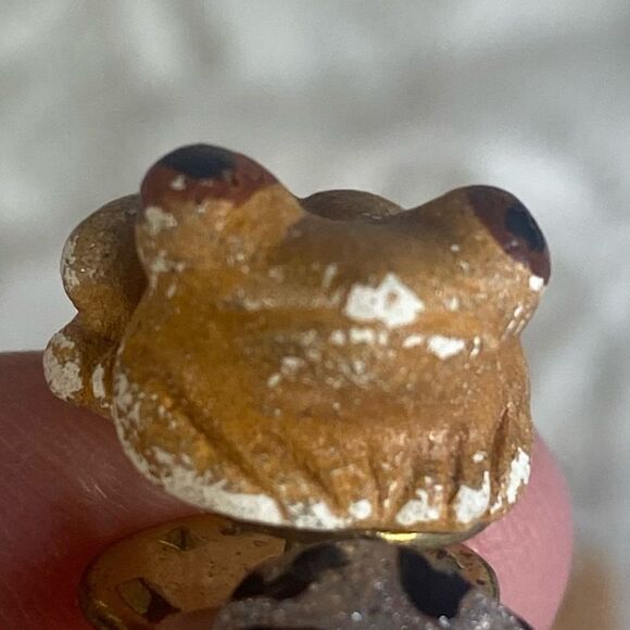 Vintage Frog Lapel Pins or Tie Tacks Set of Two Brown Resin Enameled Frogs - Picture 5 of 6